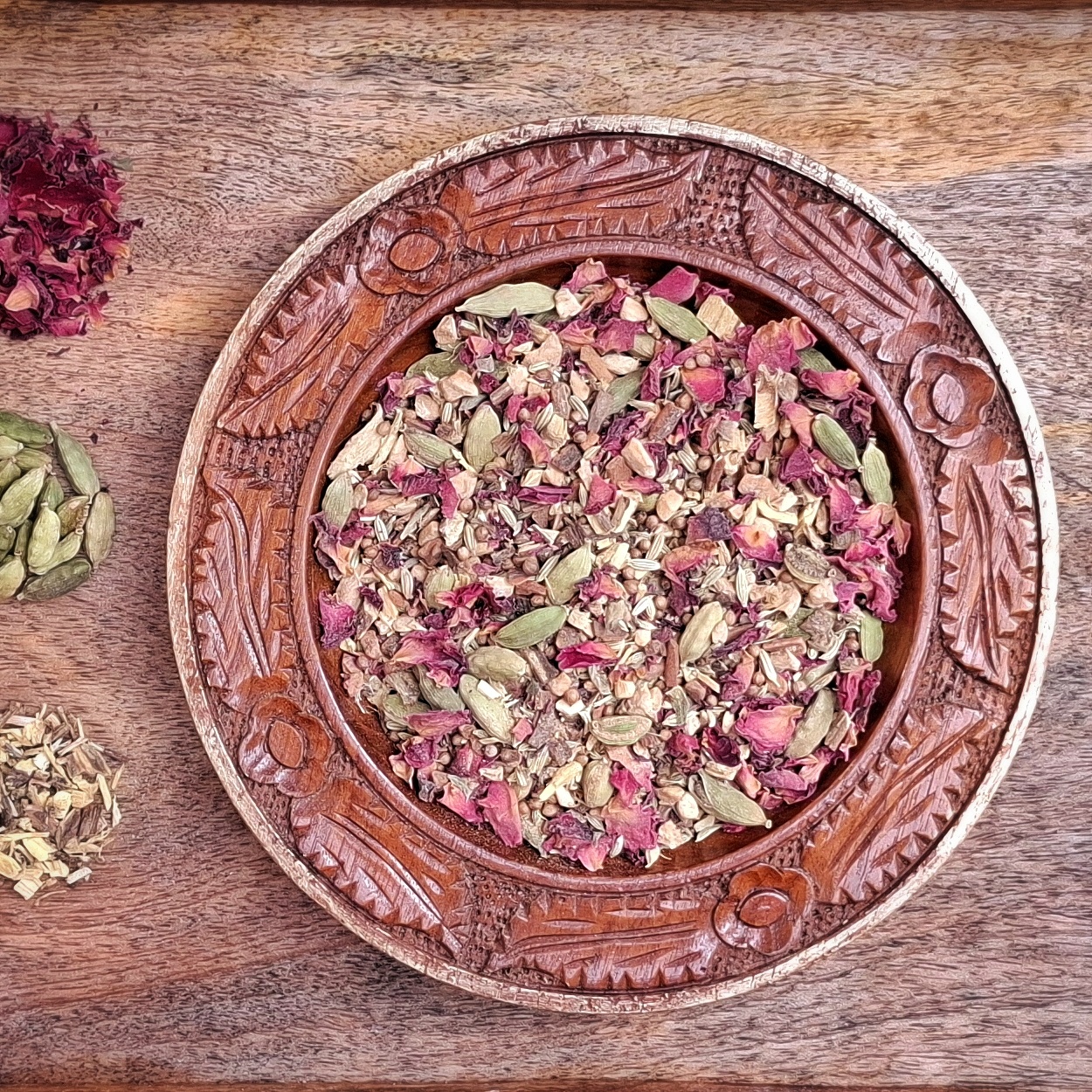Balance kruidenthee van Tangled8Petals, bovenaanzicht van losse kruiden