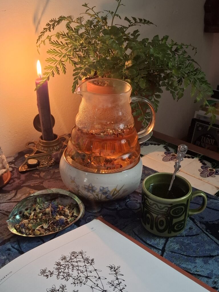 Blissful Mornings losse kruidenthee tijdens sfeervol theemoment met kaarslicht