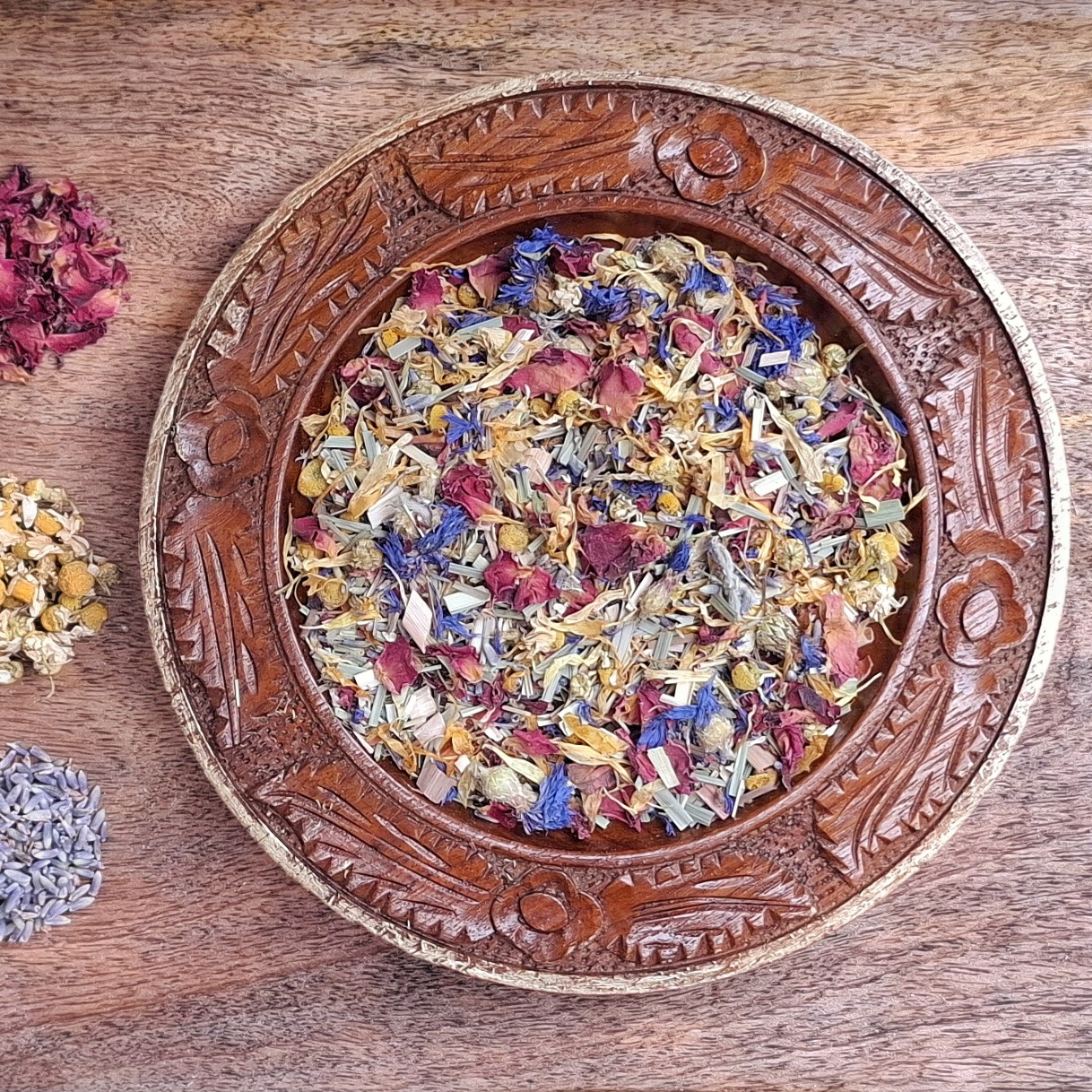 Divine Harmony kruidenthee van Tangled8Petals, bovenaanzicht van losse kruiden