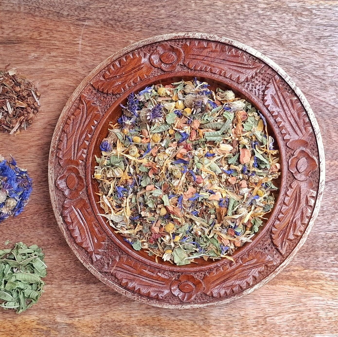 Blissful Mornings kruidenthee van Tangled8Petals, bovenaanzicht van losse kruiden