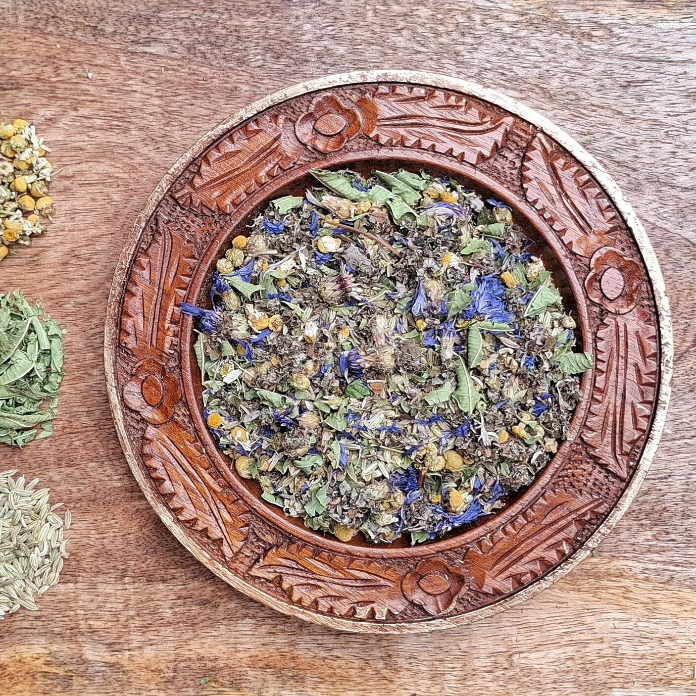 Perfect Springday kruidenthee van Tangled8Petals, bovenaanzicht van losse kruiden